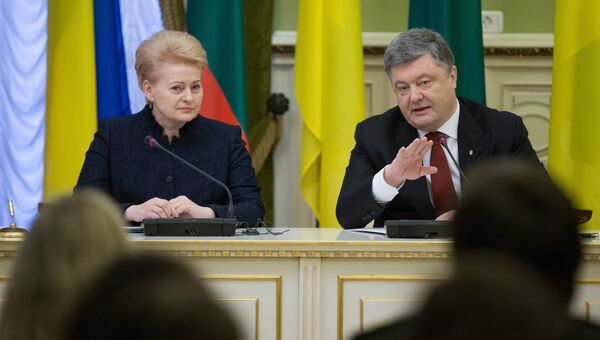 Президент Украины Петр Порошенко и президент Литвы Даля Грибаускайте во время подписания совместных документов в Киеве. 12 декабря 2016