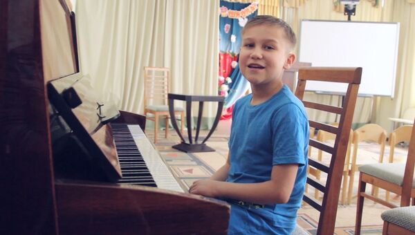 Вова, 14 лет. Любит играть на фортепиано и уверен, что это под силу всем