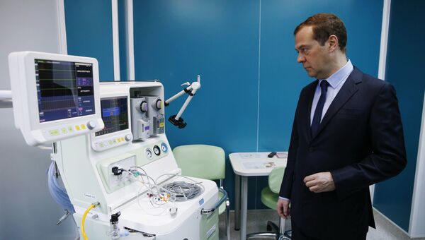 Председатель правительства РФ Дмитрий Медведев во время посещения перинатального центра в Оренбурге. 12 декабря 2016