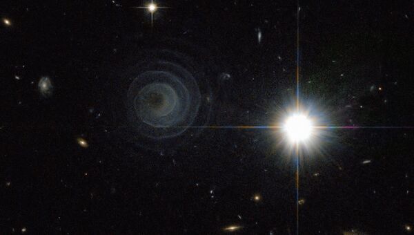 Необычная двойная звезда LL Пегаса и окружающая ее туманность (справа). Архивное фото