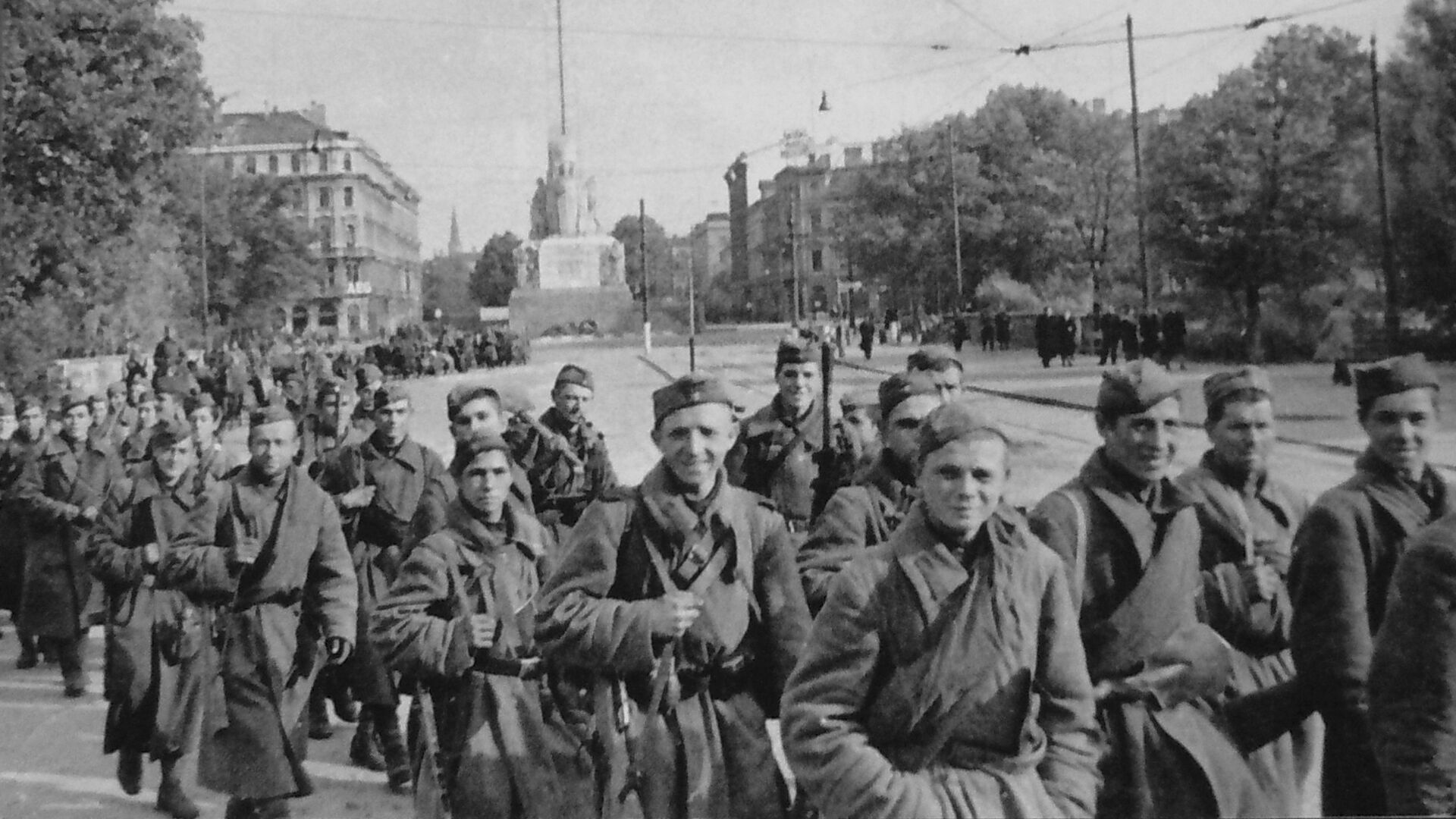 Бойцы 130-го Латышского стрелкового корпуса Красной Армии в освобожденной Риге. 15 октября 1944 года - РИА Новости, 1920, 04.06.2021