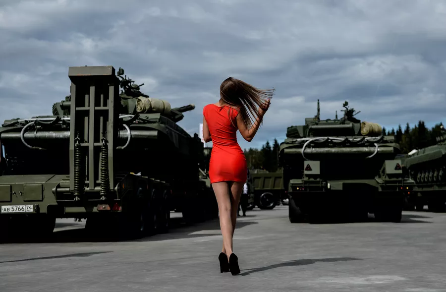 Посетительница на Международном военно-техническом форуме АРМИЯ-2016 Посетительница на Международном военно-техническом форуме АРМИЯ-2016