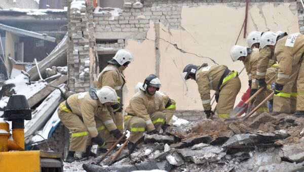 Сотрудники МЧС ликвидируют последствия взрыва газового баллона и пожара в сауне в Монтажном проезде в Воронеже