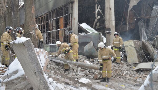 Сотрудники МЧС ликвидируют последствия взрыва газового баллона и пожара в сауне в Монтажном проезде в Воронеже