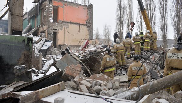 Сотрудники МЧС ликвидируют последствия взрыва газового болона и пожара в сауне в Монтажном проезде в Воронеже