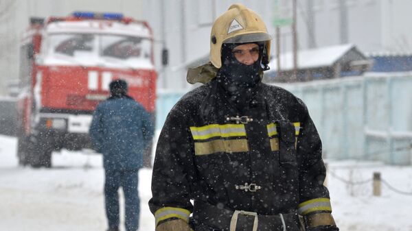 Сотрудник МЧС во время ликвидации последствий взрыва газового болона и пожара в сауне в Монтажном проезде в Воронеже