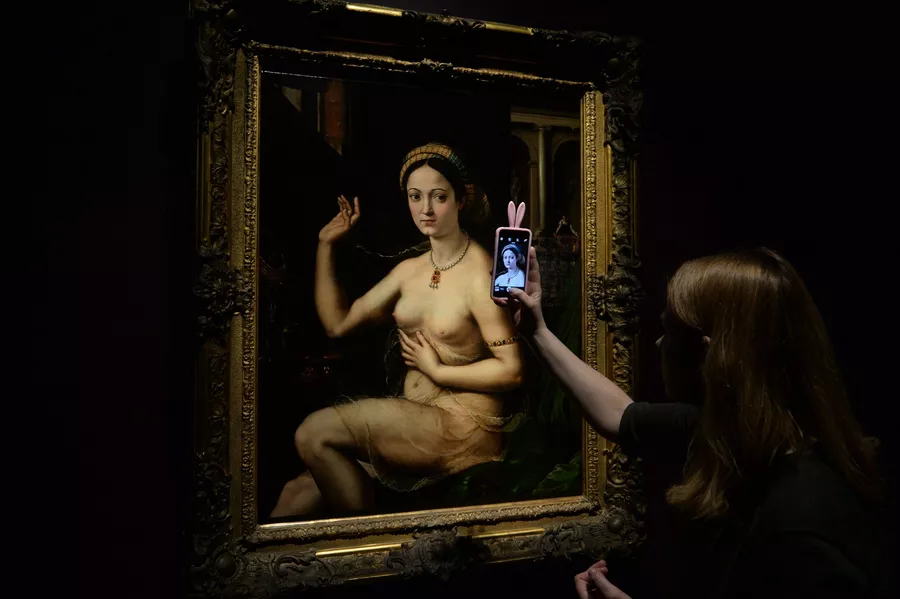 Посетительница фотографирует картину Джулио Романо Дама за туалетом, или Форнарина на открытии выставки Олимпия Эдуарда Мане Посетительница фотографирует картину Джулио Романо Дама за туалетом, или Форнарина на открытии выставки Олимпия Эдуарда Мане