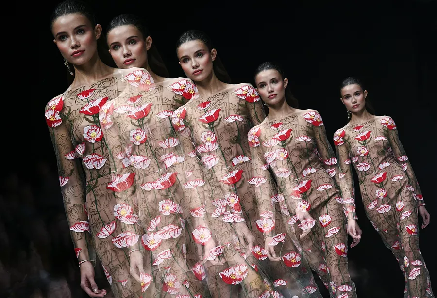 Модель демонстрирует одежду из новой коллекции YASYA MINOCHKINA в рамках Mercedes-Benz Fashion Week Russia в ЦВЗ Манеж Модель демонстрирует одежду из новой коллекции YASYA MINOCHKINA в рамках Mercedes-Benz Fashion Week Russia в ЦВЗ Манеж