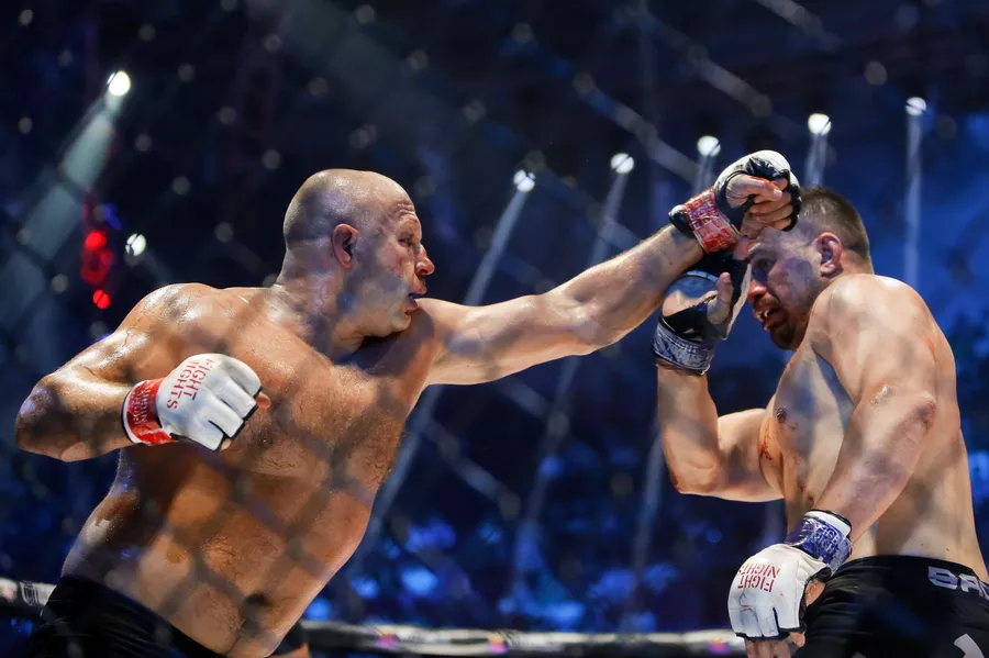Федор Емельяненко (Россия) и Фабио Мальдонадо (Бразилия) во время боя на турнире по смешанным единоборствам Fight Nights Global 50 Федор Емельяненко (Россия) и Фабио Мальдонадо (Бразилия) во время боя на турнире по смешанным единоборствам Fight Nights Global 50