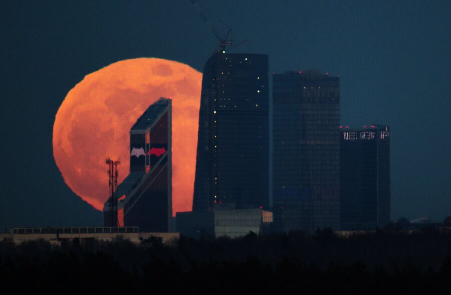 Полнолуние над Московским международным деловым центром Москва-Сити