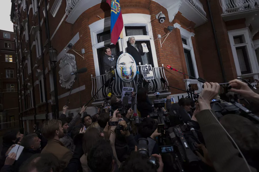 Сооснователь WikiLeaks Джулиан Ассанж выступает с речью с балкона посольства Эквадора в Лондоне перед журналистами и митингующими Сооснователь WikiLeaks Джулиан Ассанж выступает с речью с балкона посольства Эквадора в Лондоне перед журналистами и митингующими