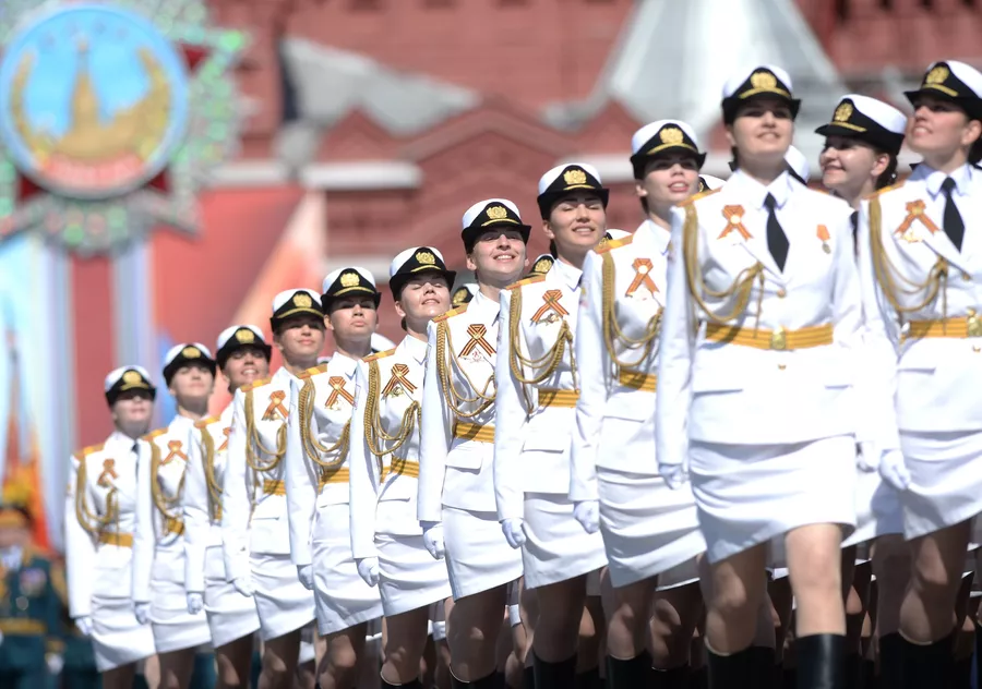 Cводный парадный расчет женщин-военнослужащих Военного университета министерства обороны РФ во время военного парада на Красной площади в честь 71-й годовщины Победы в Великой Отечественной войне 1941-1945 годов Cводный парадный расчет женщин-военнослужащих Военного университета министерства обороны РФ во время военного парада на Красной площади в честь 71-й годовщины Победы в Великой Отечественной войне 1941-1945 годов