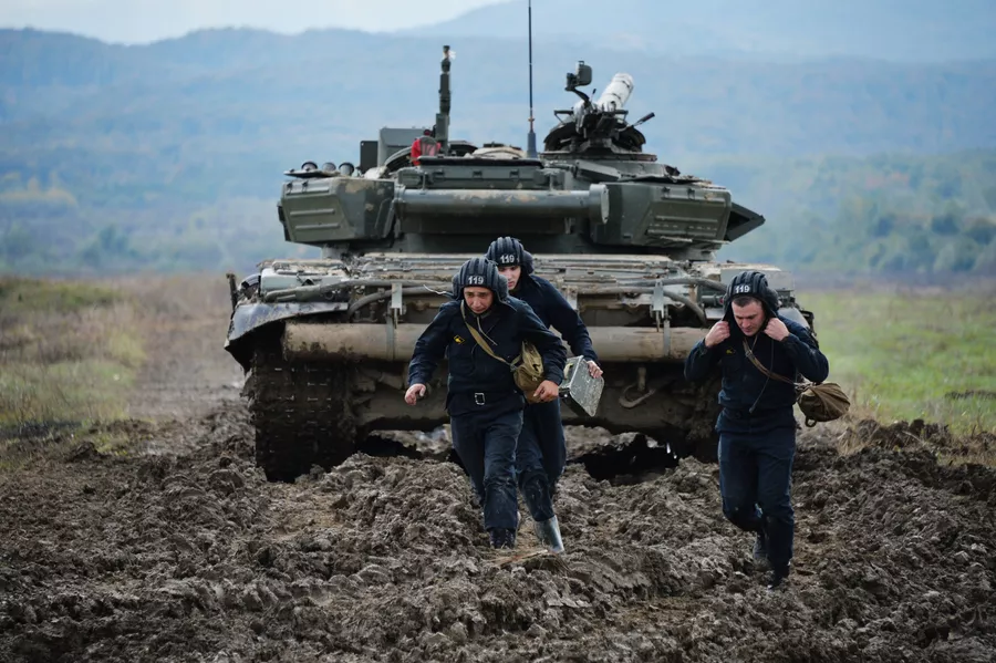 Экипаж танка Т-72Б3 мотострелковой бригады 58-й армии после выполнения контрольных стрельб методом танковой карусели на полигоне Гвардеец в Шалинском районе Экипаж танка Т-72Б3 мотострелковой бригады 58-й армии после выполнения контрольных стрельб методом танковой карусели на полигоне Гвардеец в Шалинском районе