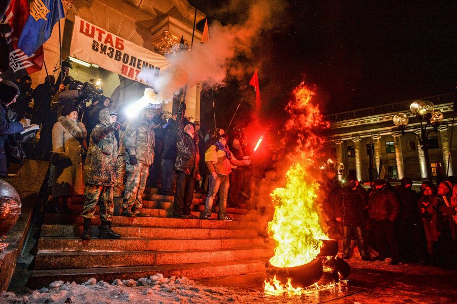 Участники акции, посвященной годовщине начала событий на Майдане, жгут файеры и автомобильные покрышки в Киеве