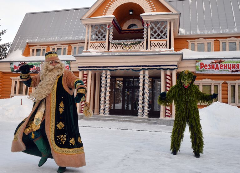 Зимний волшебник Кыш Бабай и персонаж татарских сказок Шурале в резиденции зимнего волшебника Кыш Бабая в селе Яна Кырлай Арского района Республики Татарстан