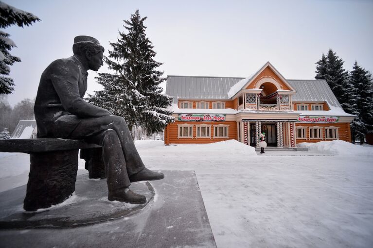 Памятник татарскому писателю Памятник Габдулле Тукаю в резиденции зимнего волшебника Кыш Бабая в селе Яна Кырлай Арского района Республики Татарстан