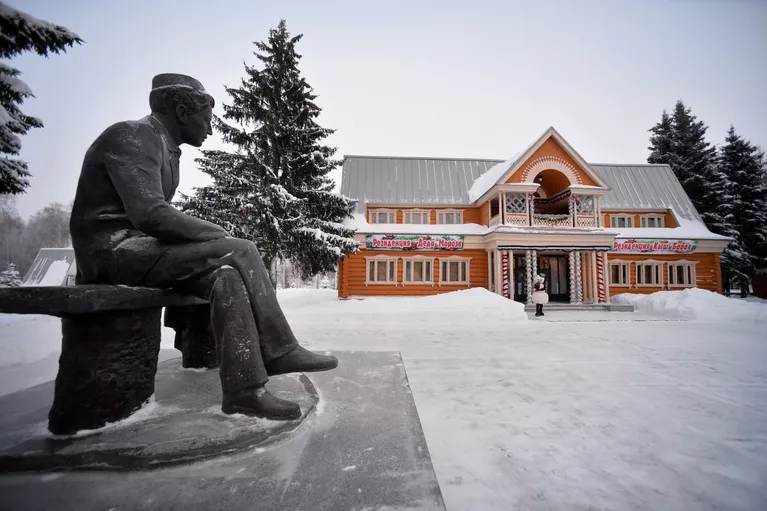 Памятник татарскому писателю Памятник Габдулле Тукаю в резиденции зимнего волшебника Кыш Бабая в селе Яна Кырлай Арского района Республики Татарстан Памятник татарскому писателю Памятник Габдулле Тукаю в резиденции зимнего волшебника Кыш Бабая в селе Яна Кырлай Арского района Республики Татарстан