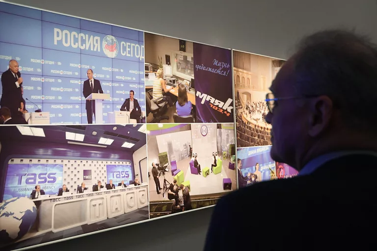 Посетитель на выставке Россия. XXI век: вызовы времени и приоритеты развития в Музее современной истории России Посетитель на выставке Россия. XXI век: вызовы времени и приоритеты развития в Музее современной истории России