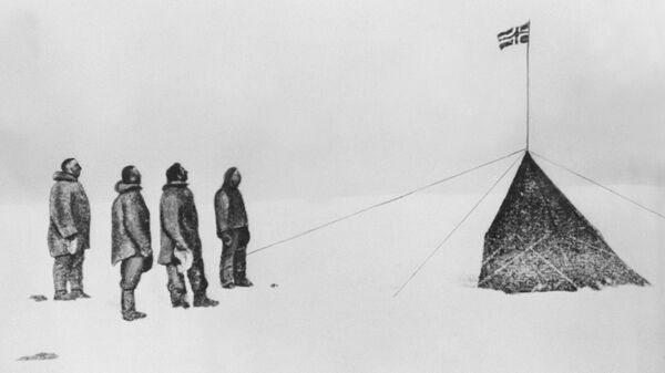 Норвежский исследователь Руаль Амундсен со спутниками установили норвежский флаг на Южном полюсе. Архив
