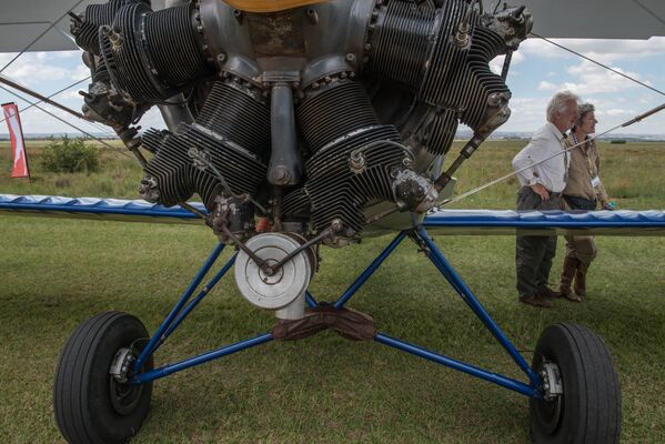 Двигатель самолета на аэродроме Baragwanath в рамках Винтажного авиашоу в Южной Африке