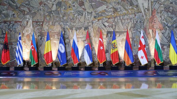 Флаги стран-участниц Организации черноморского экономического сотрудничества в Белграде