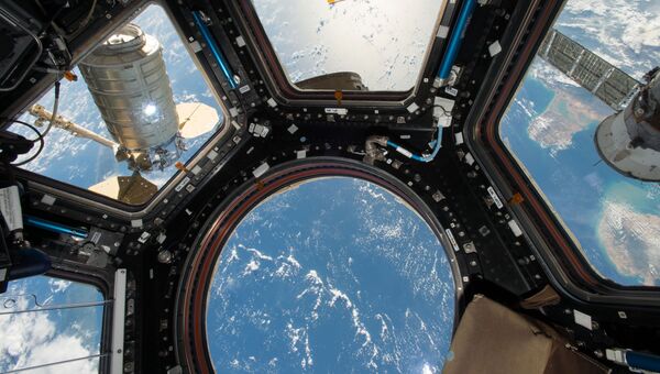 Космический грузовой корабль Cygnus прикрепленный к модулю МКС. Архивное фото