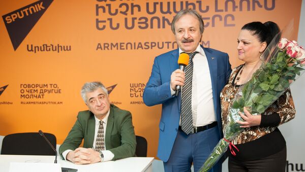 Доктор Казбек Кудзаев с пациентами на пресс-конференции Sputnik