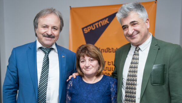 Доктор Казбек Кудзаев с пациентами на пресс-конференции Sputnik