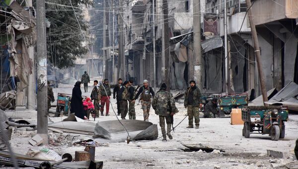 Солдаты правительственных войск в одном из освобожденных от боевиков районов Алеппо, Сирия. 12 декабря 2016
