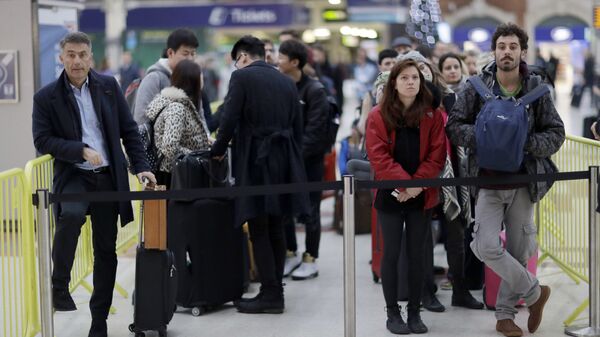 Пассажиры в ожидании поезда во время забастовки железнодорожников на вокзале в Лондоне. 13 декабря 2016
