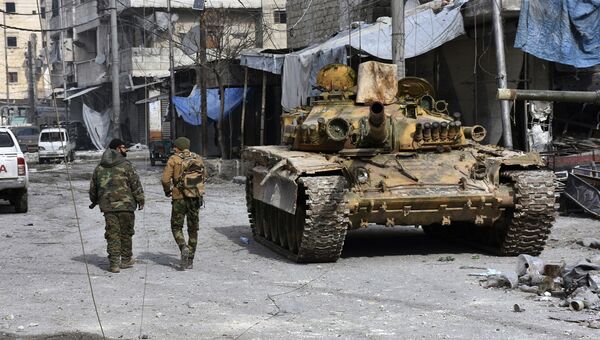 Солдаты правительственных войск в одном из освобожденных от боевиков районов Алеппо. Архивное фото