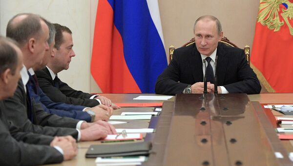 Президент РФ Владимир Путин проводит совещание с постоянными членами Совета безопасности РФ в Кремле