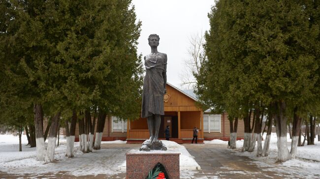 Памятник перед музеем Зои Космодемьянской в подмосковном селе Петрищево