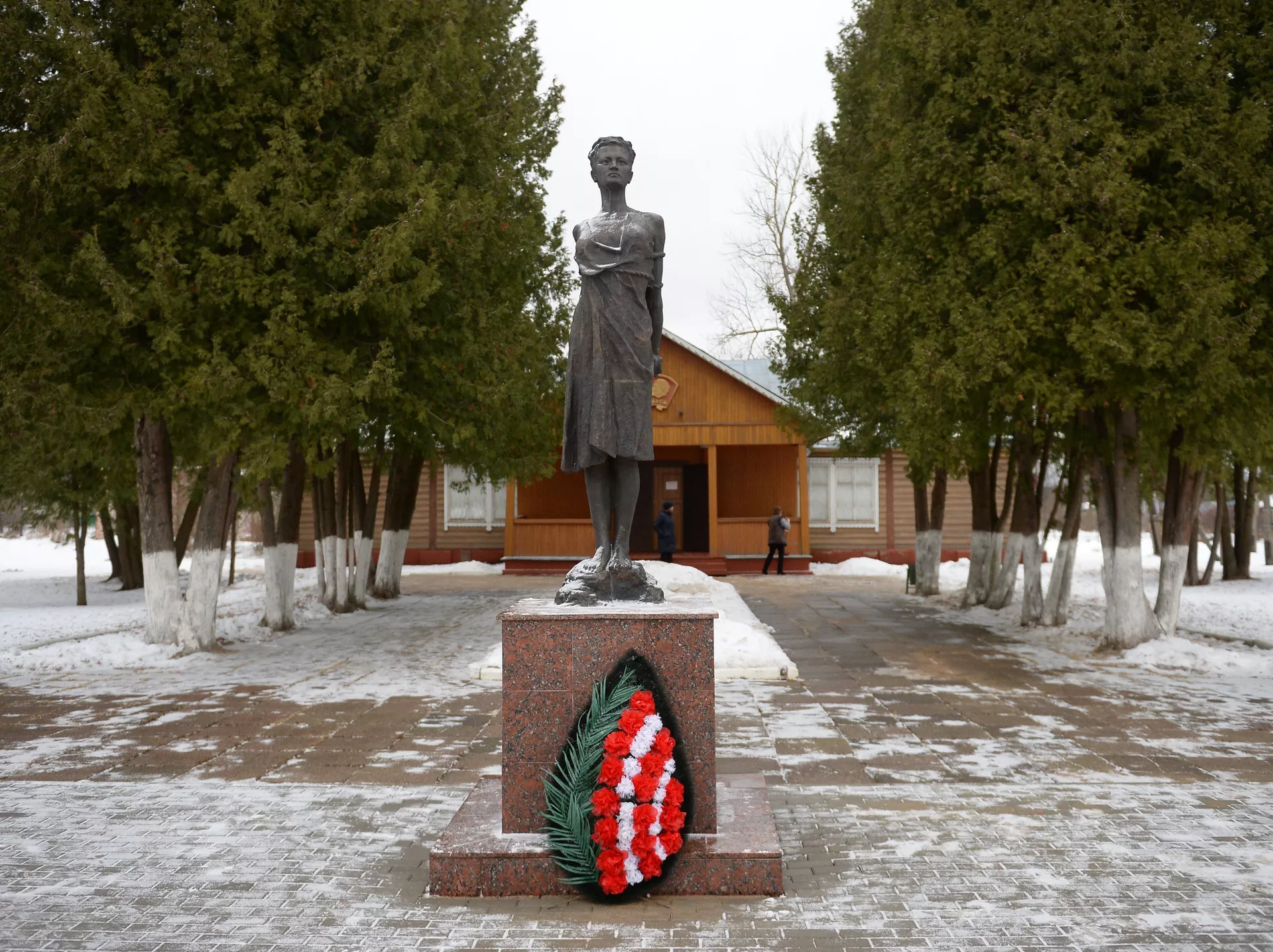 モスクワ近郊のペトリシチェヴォ村にあるゾーヤ・コスモデミャンスカヤ博物館前の記念碑 - RIAノーボスチ、1920年、2024年5月3日