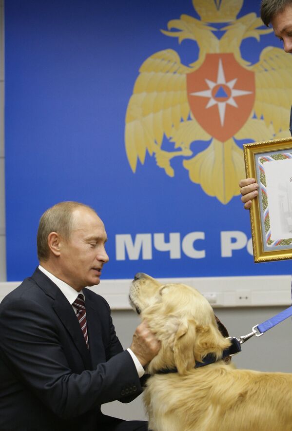 Председатель правительства РФ Владимир Путин посетил Национальный центр управления в кризисных ситуациях МЧС России. 21 сентября 2009