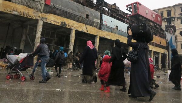 Беженцы в освобожденном квартале восточного Алеппо