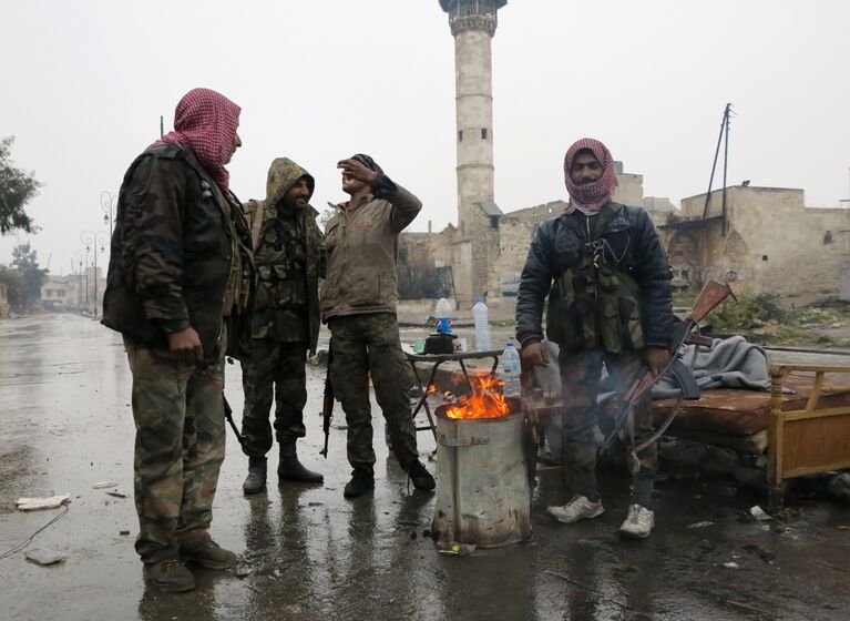 Военнослужащие в освобожденном квартале восточного Алеппо