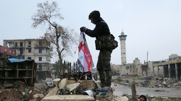 Сирийские военнослужащие в освобожденном квартале восточного Алеппо