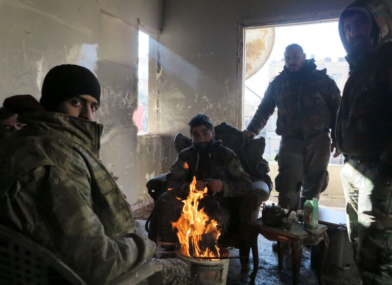 Военнослужащие в освобожденном квартале восточного Алеппо