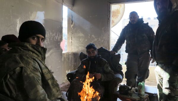 Военнослужащие в освобожденном квартале восточного Алеппо