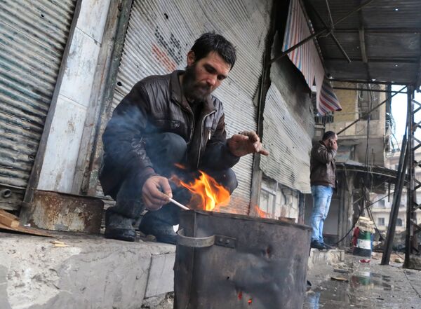 Жители в освобожденном квартале восточного Алеппо