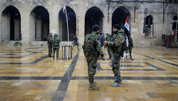 Военнослужащие в освобожденном квартале восточного Алеппо. Архивное фото