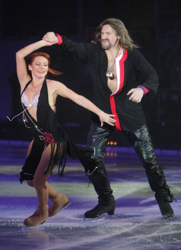 Олимпийская чемпионка 2002 года Марина Анисина и Никита Джигурда во время выступления на гала-концерте Танцы на льду в Ледовом дворце на Ходынском поле. 2007 год
