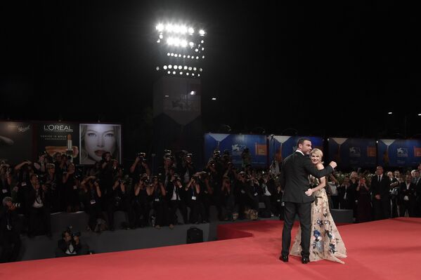 Австралийская актриса Наоми Уоттс и американский актер Лив Шрайбер в Венеции. Сентябрь 2016 года