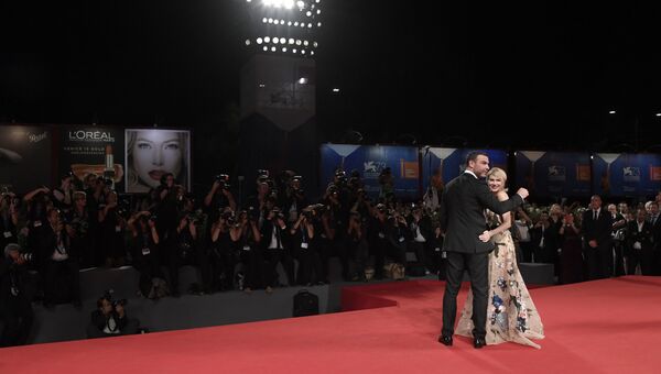 Австралийская актриса Наоми Уоттс и американский актер Лив Шрайбер в Венеции. Сентябрь 2016 года