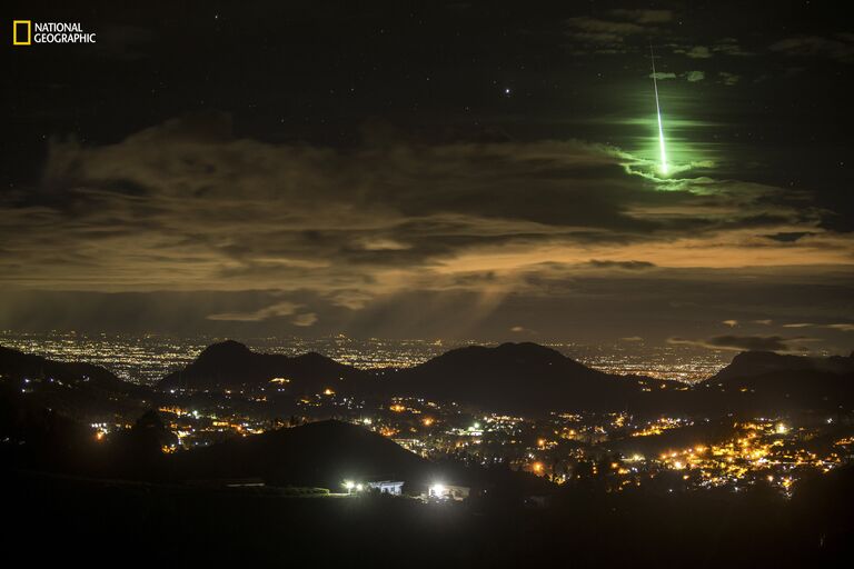 Работа фотографа Prasenjeet Yadav Serendipitous Green Meteor для конкурса 2016 National Geographic Nature Photographer of the Year