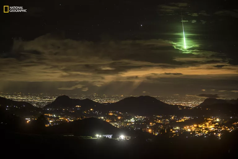 Работа фотографа Prasenjeet Yadav Serendipitous Green Meteor для конкурса 2016 National Geographic Nature Photographer of the Year Работа фотографа Prasenjeet Yadav Serendipitous Green Meteor для конкурса 2016 National Geographic Nature Photographer of the Year