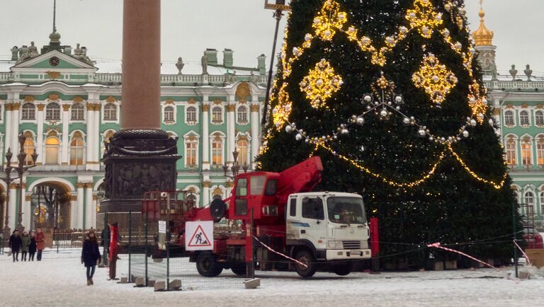 Заключительный монтаж и пробное включение подсветки новогодней елки на Дворцовой площади в Санкт-Петербурге