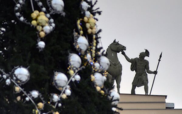 Новогодняя елка и скульптура Колесница Славы, венчающая арку Главного штаба на Дворцовой площади в Санкт-Петербурге