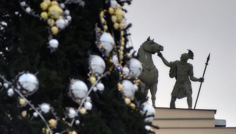 Новогодняя елка и скульптура Колесница Славы, венчающая арку Главного штаба на Дворцовой площади в Санкт-Петербурге